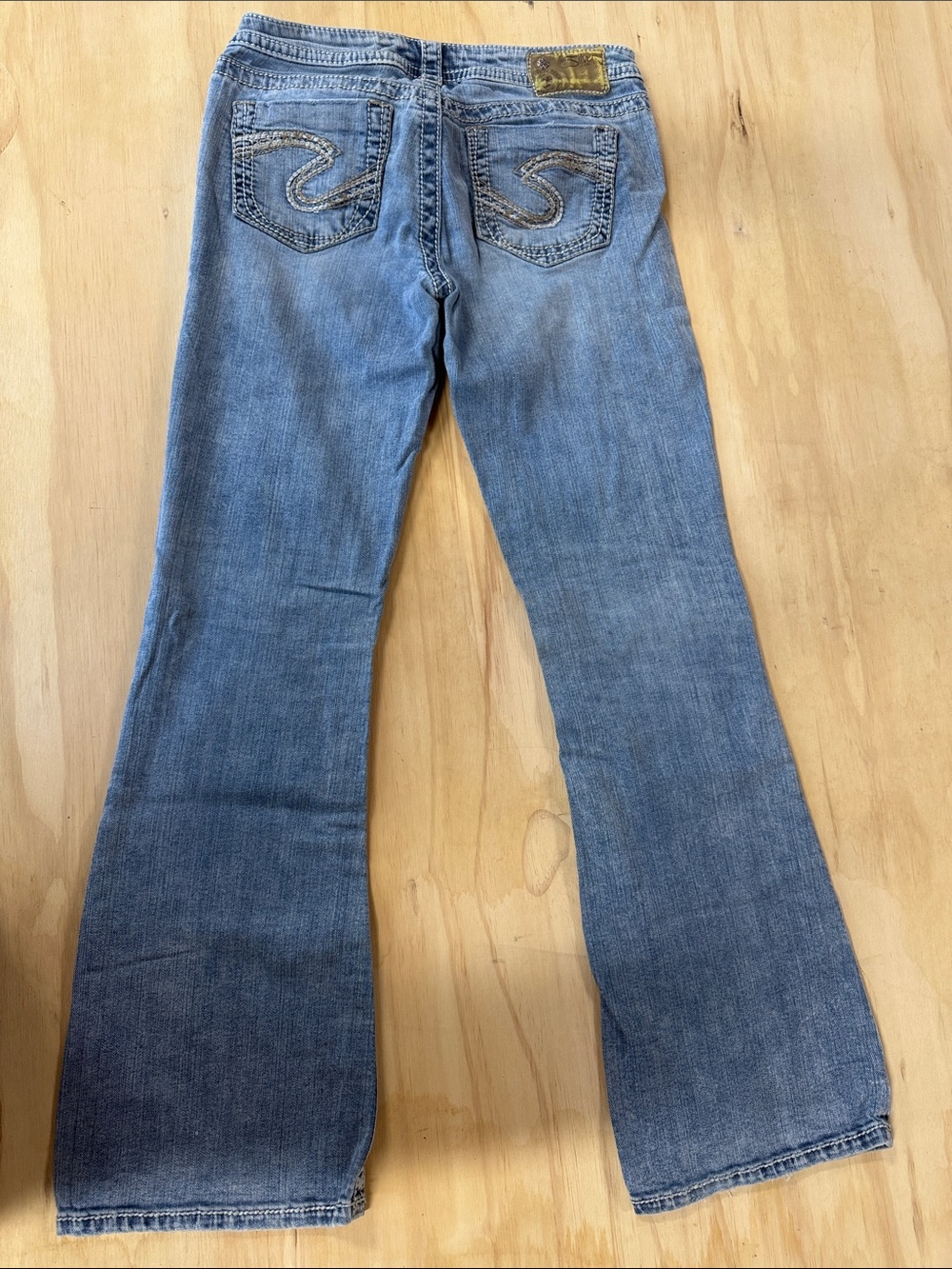 Silver Jeans Women's Medium Blue Flared Jeans with Embroidered Back Pockets